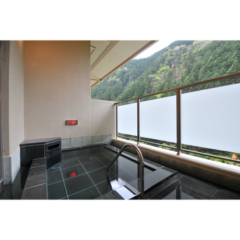 川のせせらぎを感じて、2つの美肌湯を楽しめます4059129