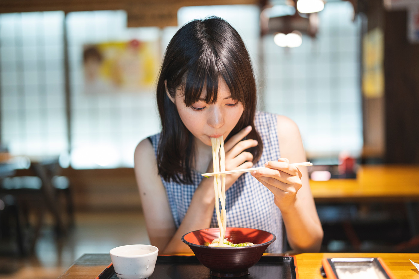 うどんを食べる女性