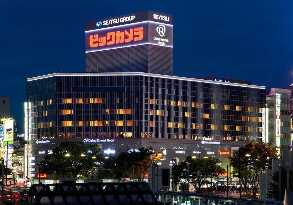 施設の正面 (日没後)