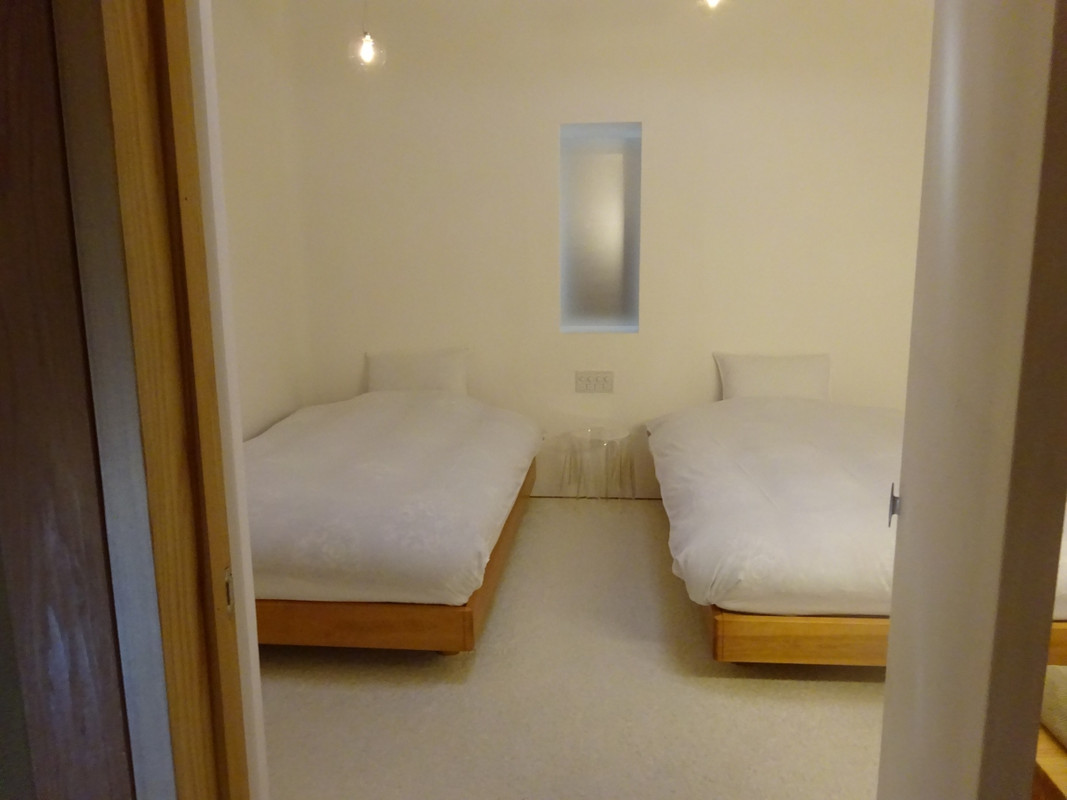 モダンな雰囲気の寝室