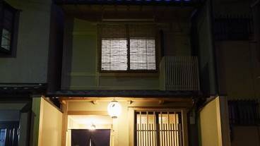 施設の正面 (日没後) / 1