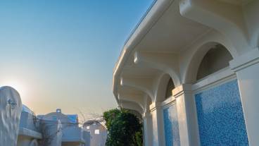 施設の正面 (日没後) / 4