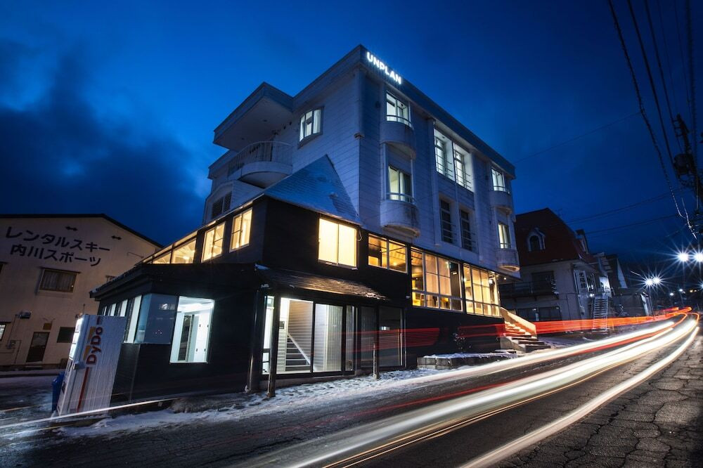 施設の正面 (日没後)