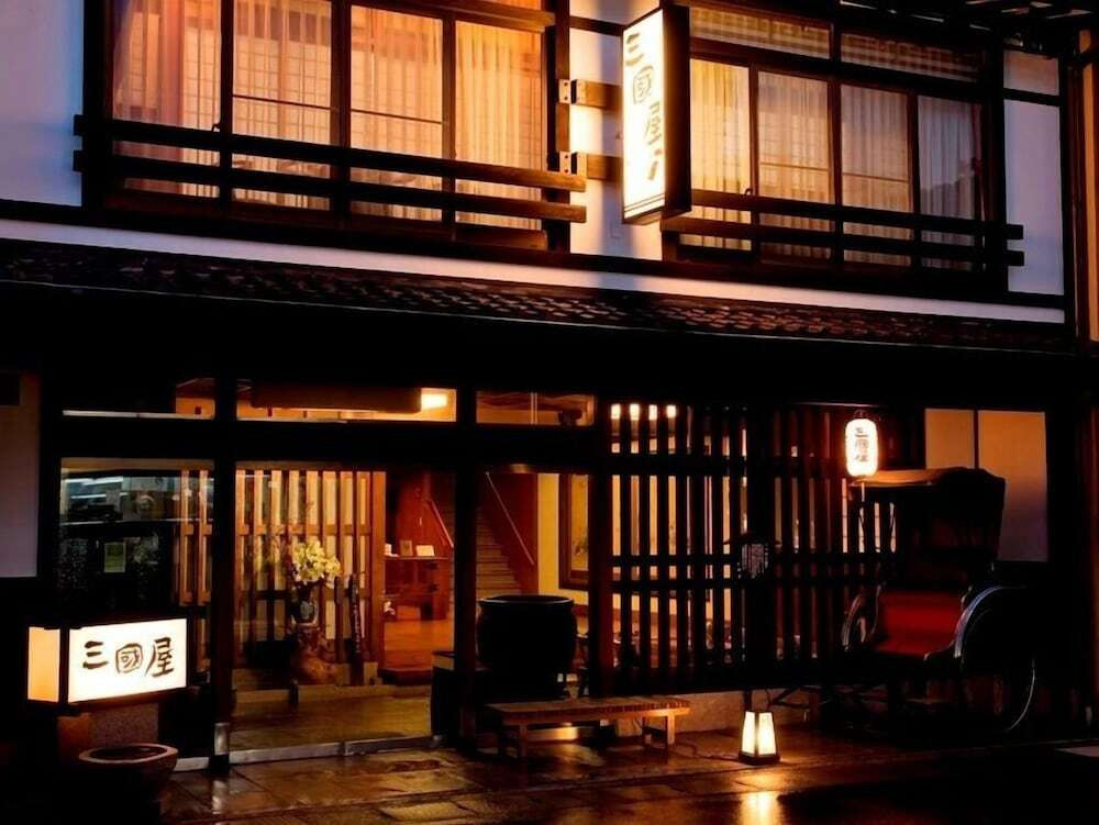 施設の正面 (日没後)
