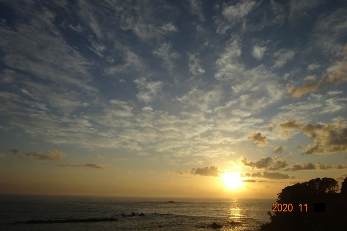 部屋からみた朝日