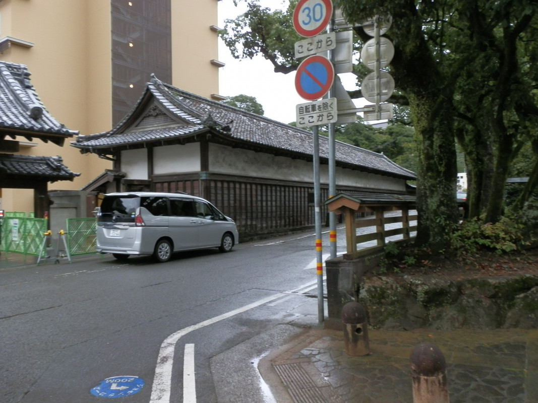 重厚な歴史を感じる門をくぐり、三翠園に入った。