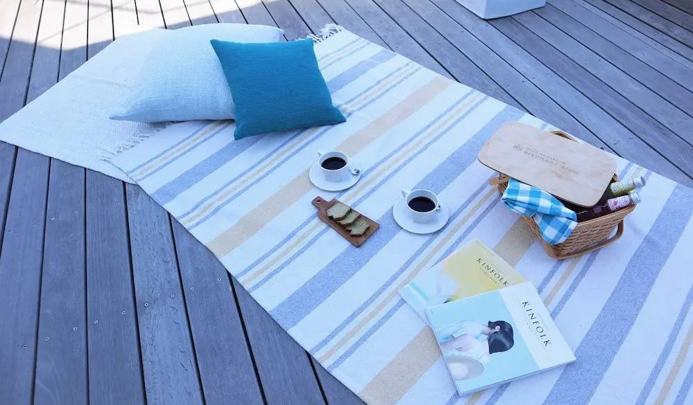 テラスリビングの滞在をさらに盛り上げてくれるグッズもあります。ラグやバスケットを置いて、コーヒーやお茶菓子を囲めば写真映えするティータイム♪