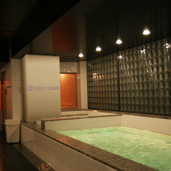 大浴場で旅疲れを癒せるキャビン型ホテル3481909