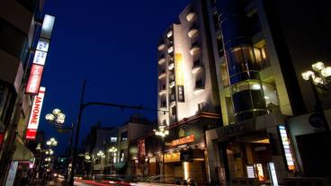 施設の正面 (日没後) / 1