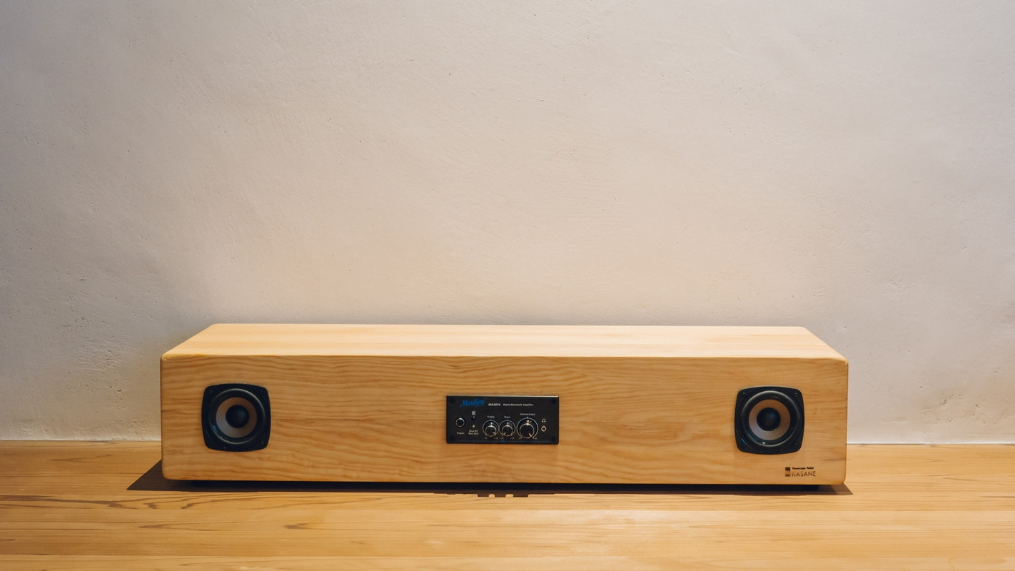 客室のオリジナル木製スピーカー