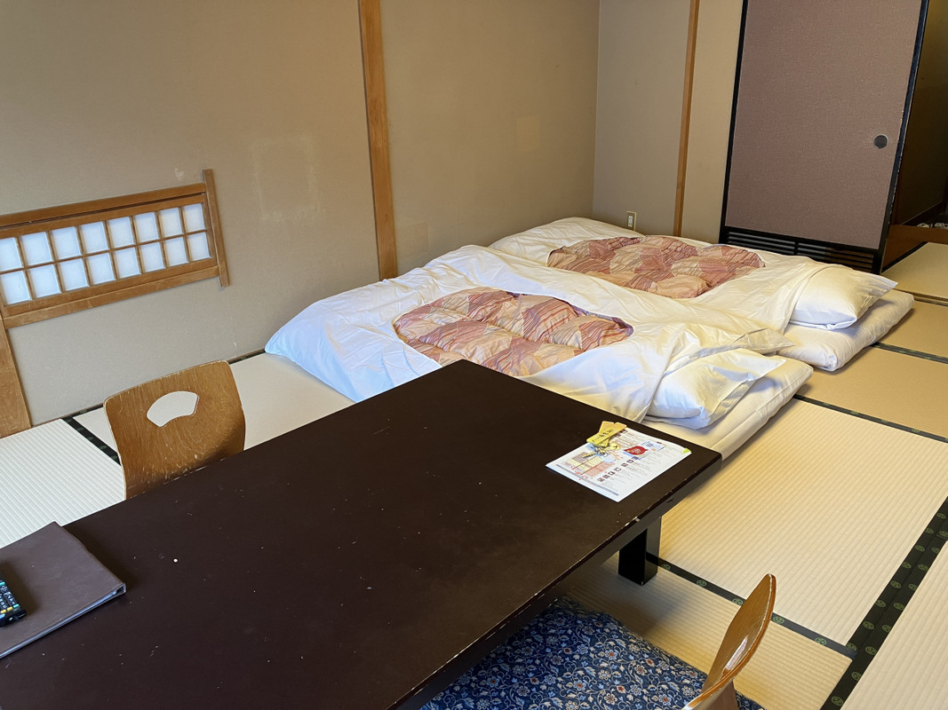 お布団はもう敷いてあって旅の疲れをすぐ取れますよ