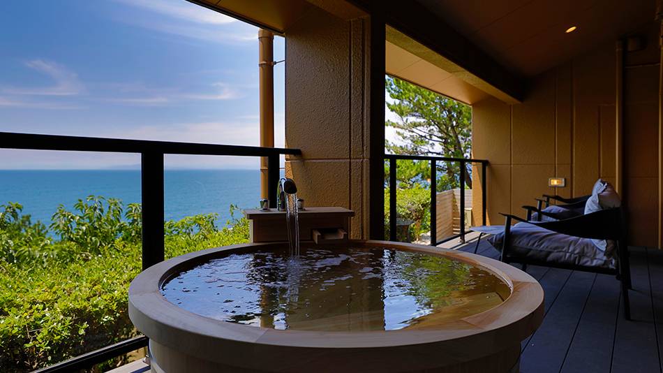 海と夕日を一望
ハレの日は特別室 / 2