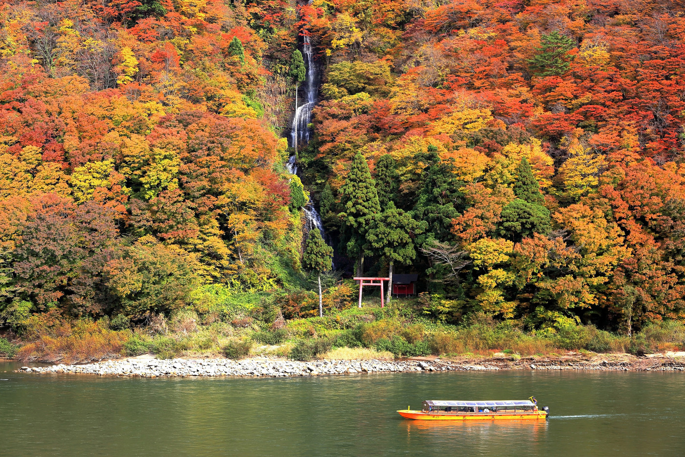 紅葉最上川舟下り 白糸の滝
