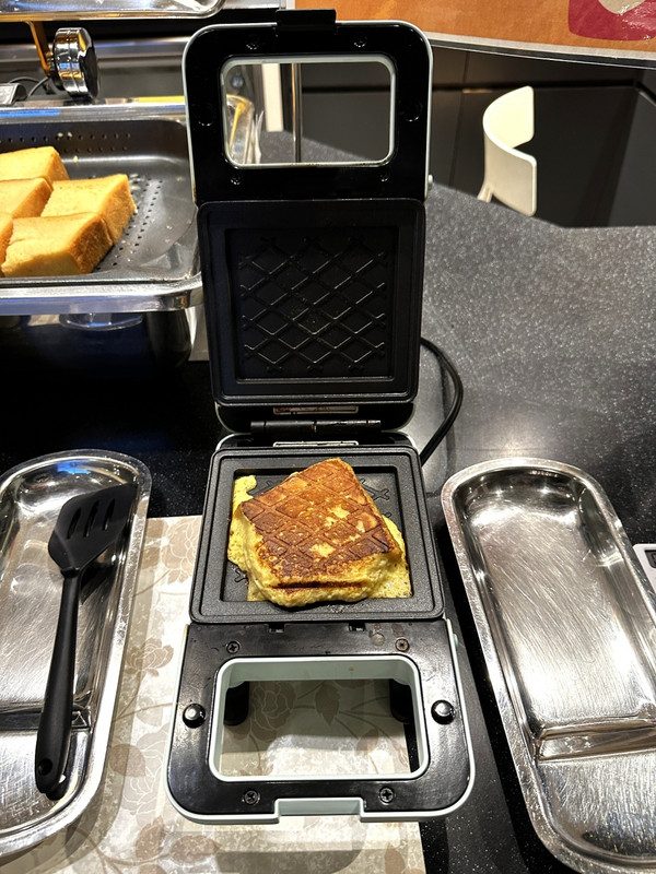 朝食時にはフレンチトーストやパンケーキ、クロッフルなどセルフ