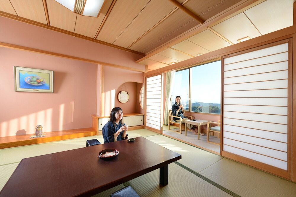 客室内のダイニングエリア