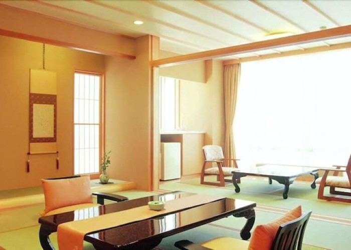 広縁が設けられたこちらの和室は12.5帖と広々。椅子に座りながらまったりと外を眺める時間は一人旅ならでは