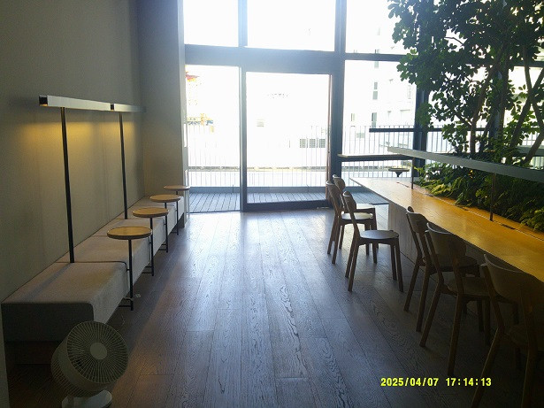 共用スペースの様子。夜は混雑していました。