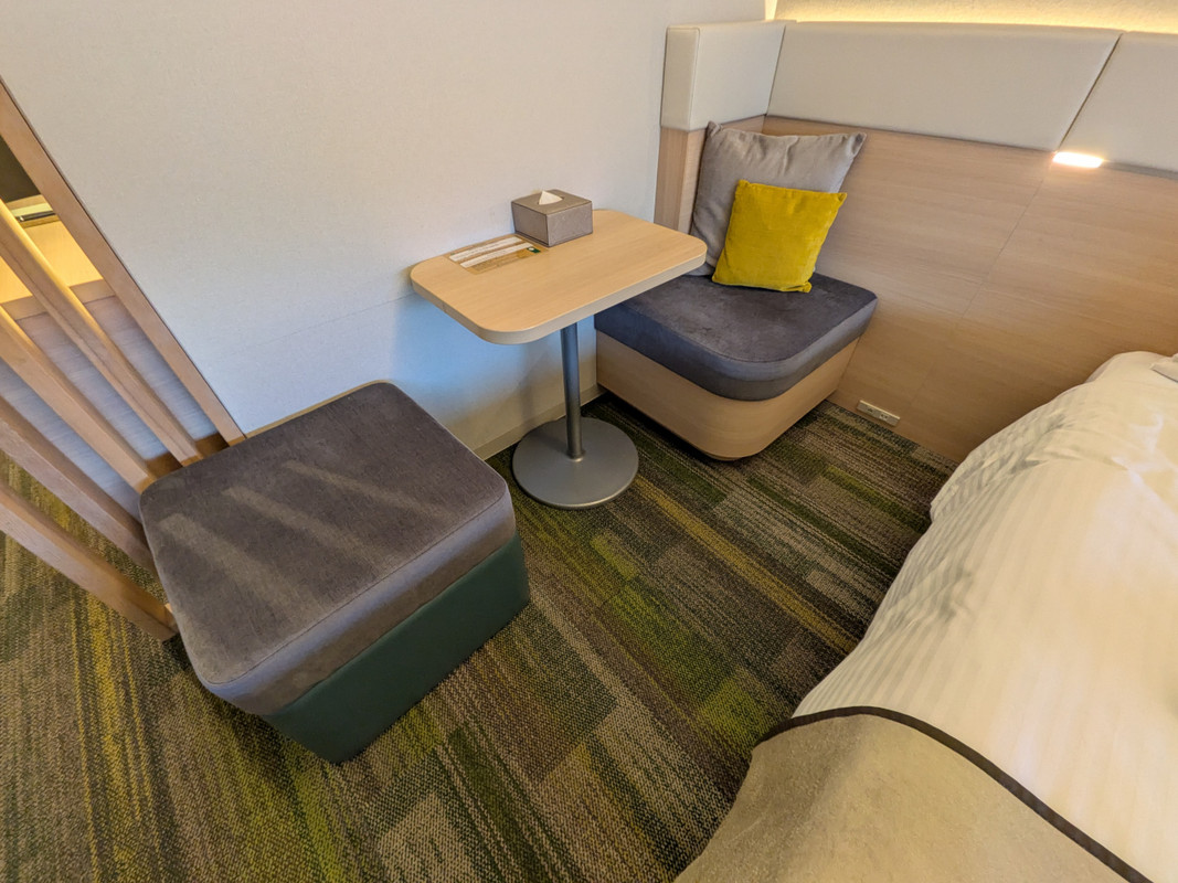 デスクではなくミニテーブル