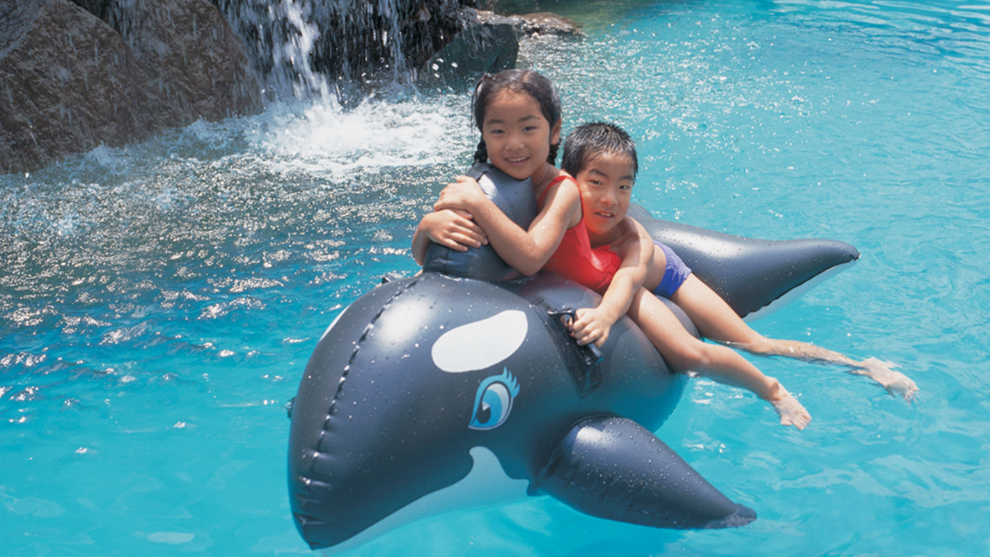 滝の流れるプール