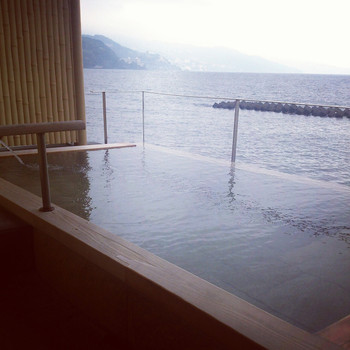 魚屋さんが経営する、波音が聞こえる湯宿3496186