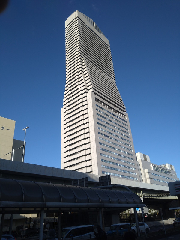 JR弁天町駅すぐです。大阪の景色が一望できます。