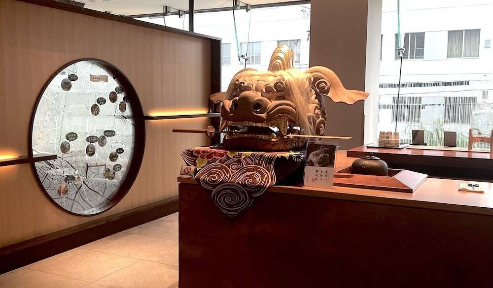 ロビーに飾られた「獅子頭」 / 3