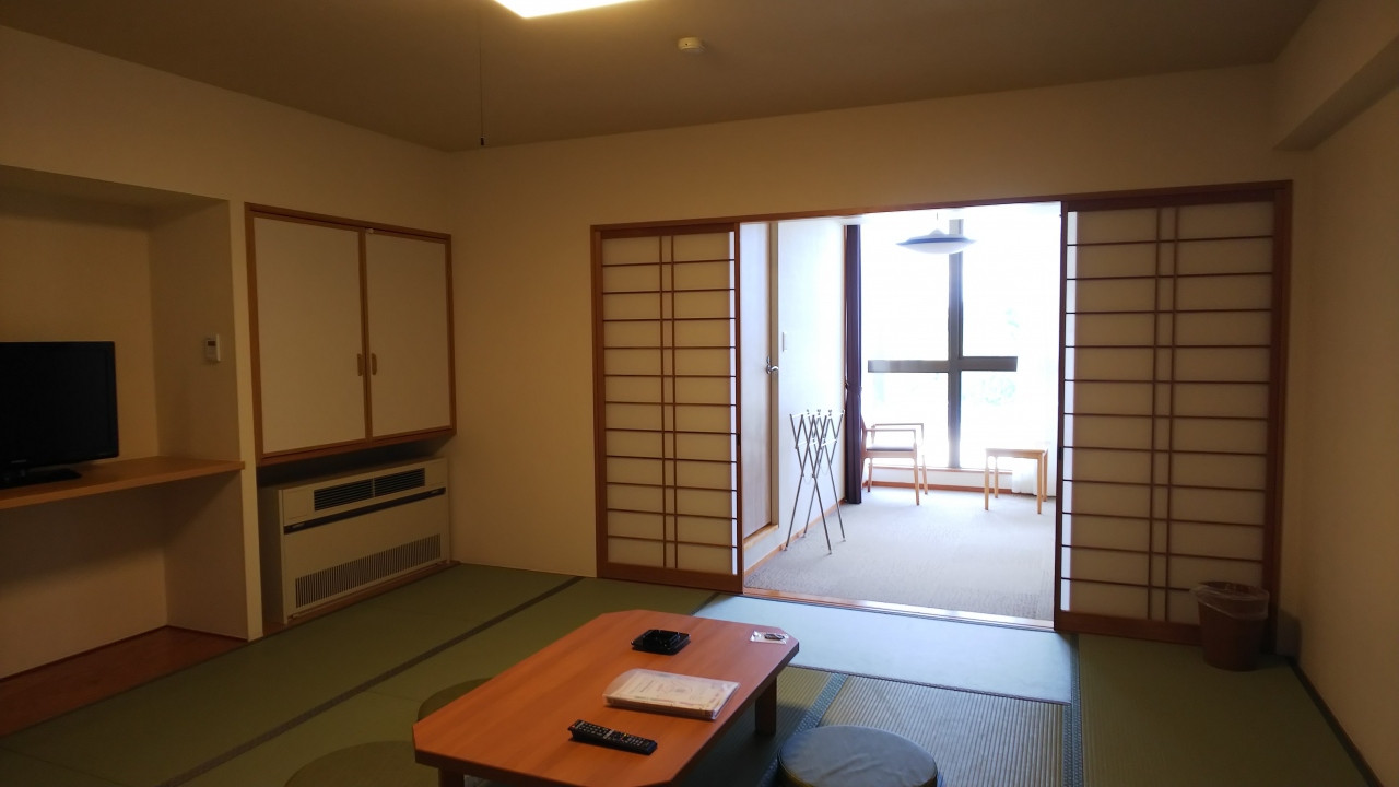 トイレの位置が右手障子の奥、ちょっと変な感じ