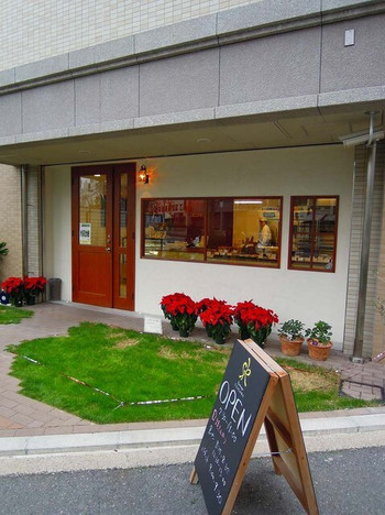 「ブーランジェ エス カガワ」外観 996681 芝生のあるキレイな外観のお店