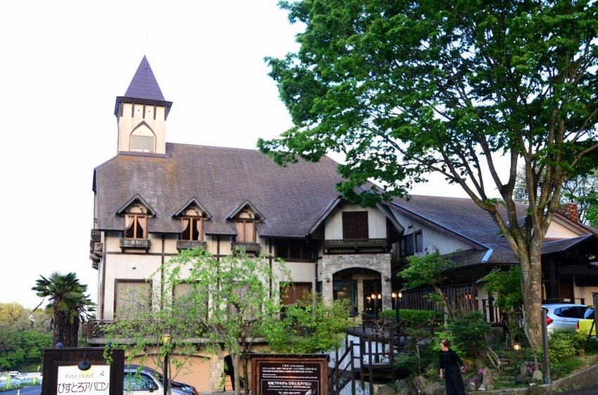 お風呂はゆったり貸切制。木の札を「使用中」にして入浴しよう3959225