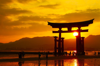 The torii gate of Itsukushima Shrine and the sunset were a beautiful sight.