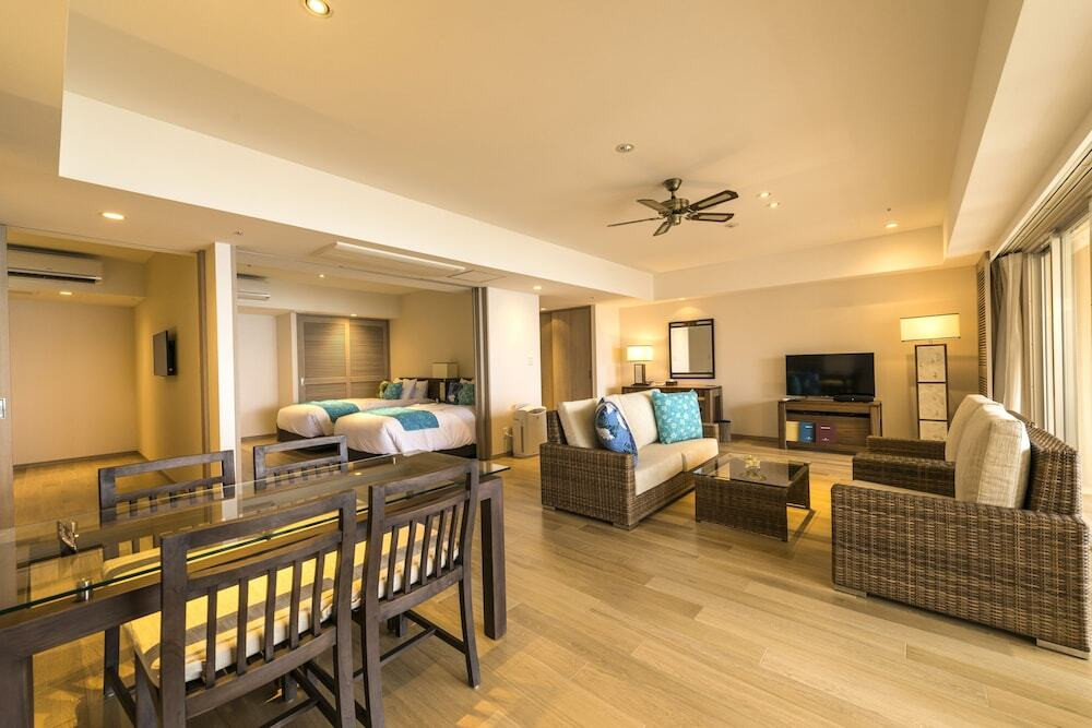 ホテル最上階のプールが最高にリュクス。2人で”カフー”なひとときを。3455951