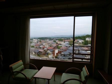 部屋からは町が見下ろせて、多分白山も見える