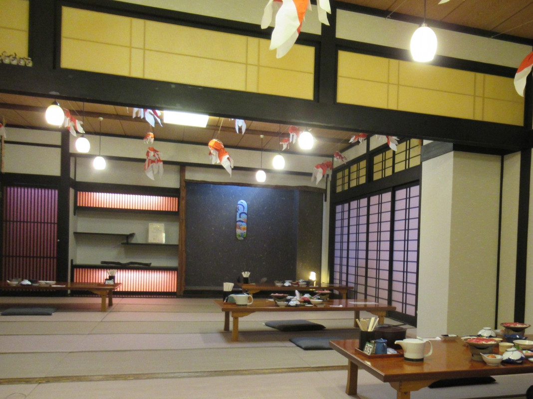 食事は2階の広間で