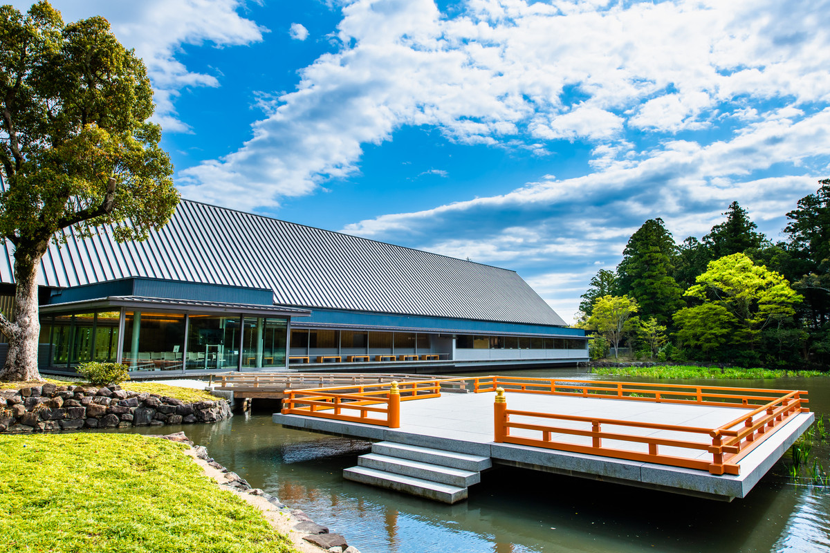勾玉池のほとりに建つせんぐう館