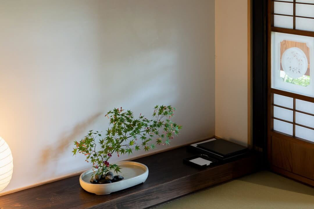 お部屋にさりげなくある生け花がまた素敵。お話を伺うと、地元のやきものにお庭に咲いている季節のお花をあしらっているそう。日本の美を感じられて素晴らしい。 / 2