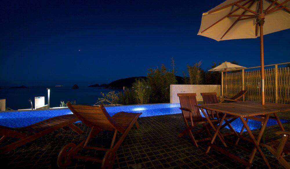 ナイトプールを楽しむのもあり / 4