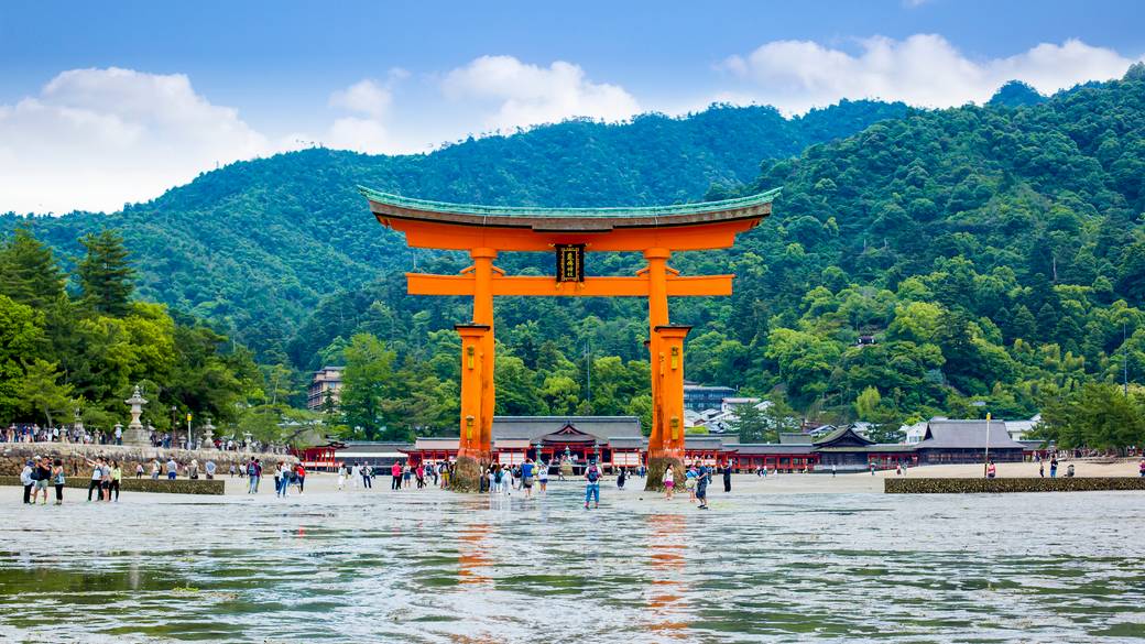 赤い鳥居がそびえる厳島神社 / 3