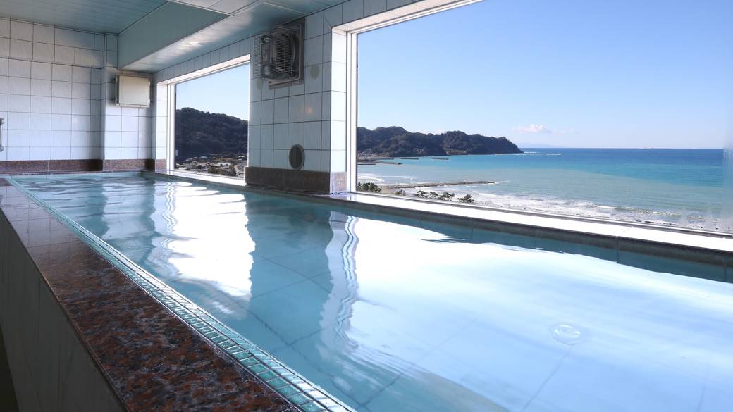 最上階の展望風呂で
海を見ながら温泉 / 2