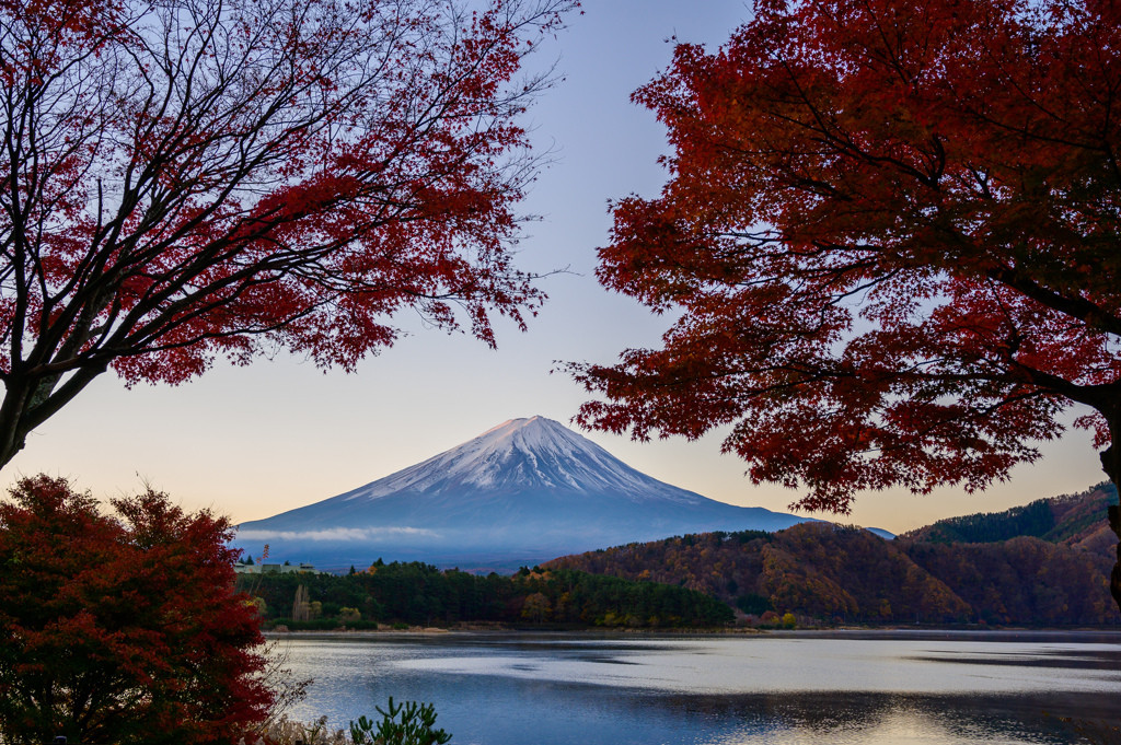 富士五湖を背景にした富士山が美しい、山梨1794205