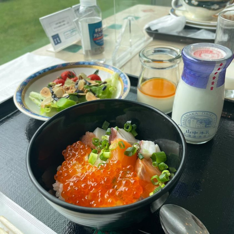 人気の海鮮丼コーナーには、羽幌産の甘エビ、イクラ、サーモンなど、様々な魚介類がずらり。自分好みの丼を作ることができ、朝から贅沢な気分に / 1