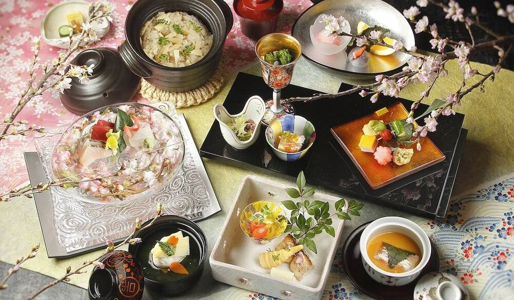 ホテル内でも外でも。
絶品ディナーに舌鼓 / 4