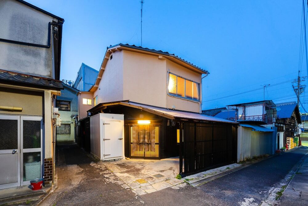 施設の正面 (日没後)