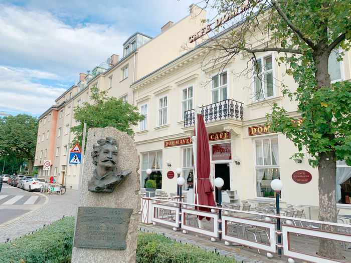 カフェの前にあるヨハン・シュトラウス2世のレリーフ　©ÖW/ TYO