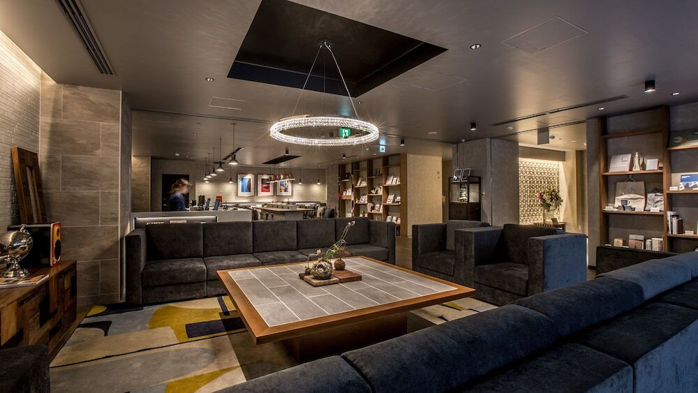 アメリカンなお部屋で、靴を脱いで裸足で過ごす3994247