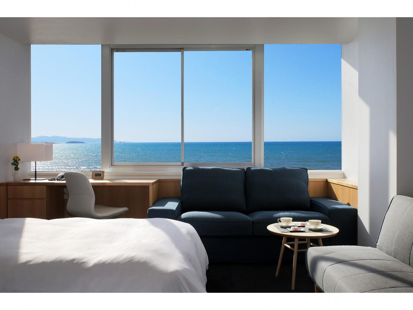 海を眺めながら過ごす"二人時間"4008477