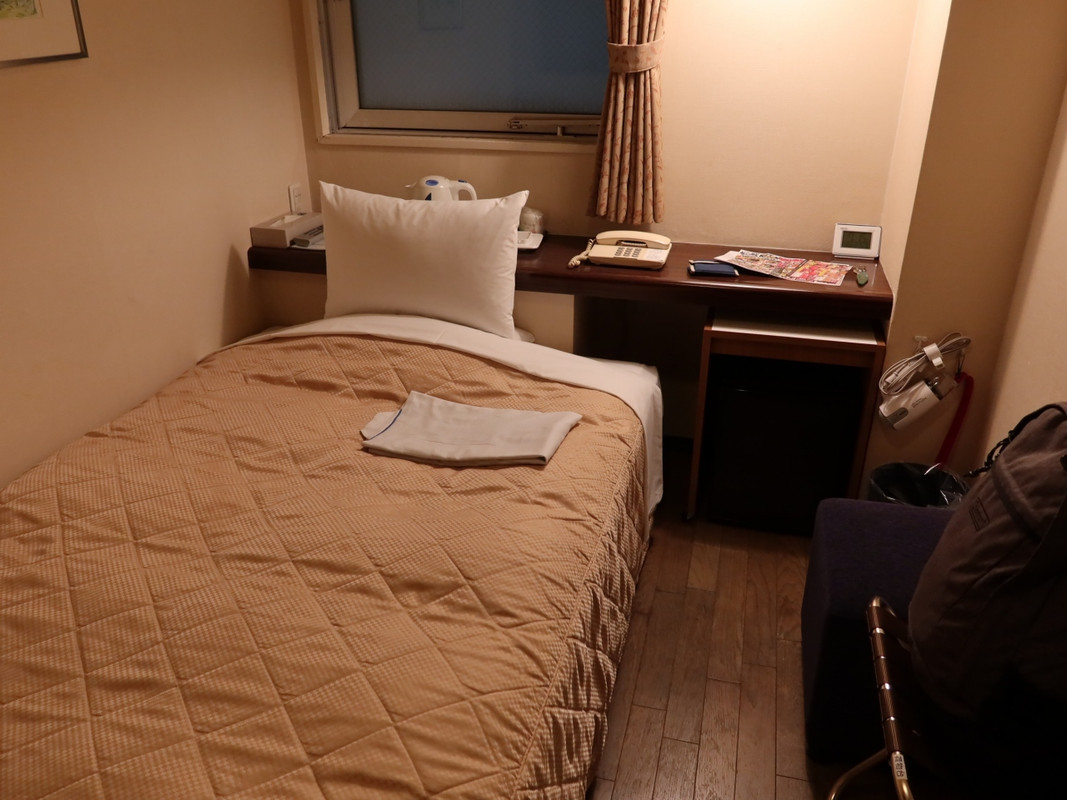 ベッドはシングルにしては広め