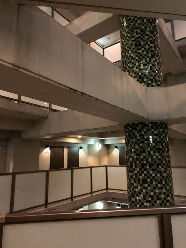 吹き抜けになってる不思議な造り