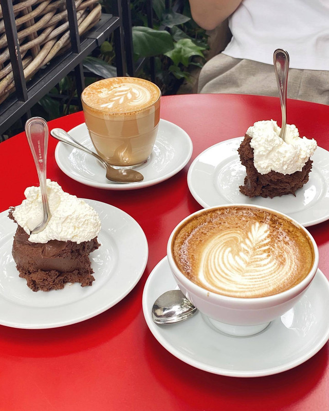 人気の「チョコレートムース」。フォークが刺さった斬新な見た目＆濃厚なくちどけで、一度食べたら忘れられない味になりそう。 / 3