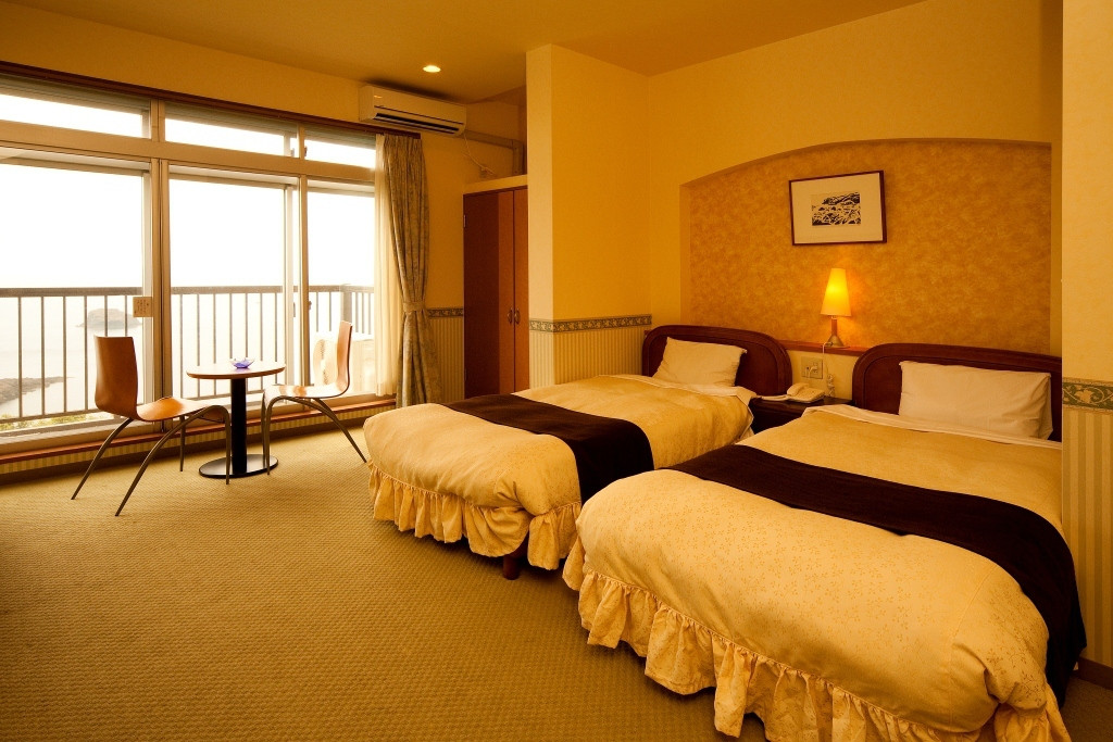 窓から見える「二ツ亀」は圧巻！佐渡最北端のホテル4232646