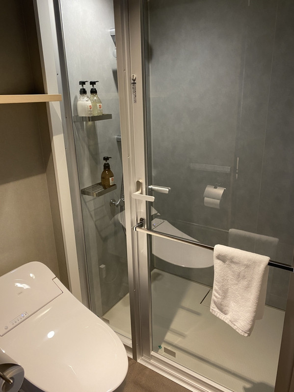 部屋にはシャワーブースとお手洗いのみ